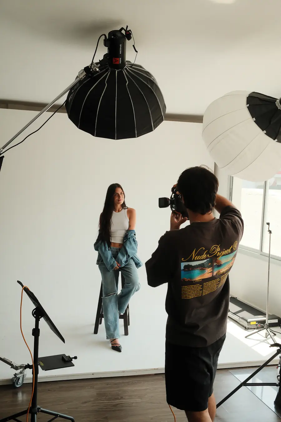 El estudio blanco con paraguas, flashes y una sesión en curso