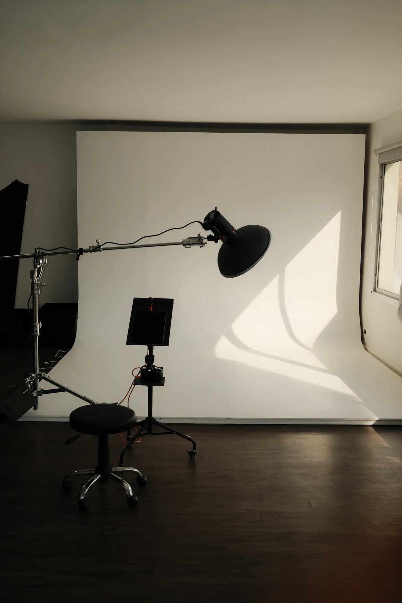 El ciclorama blanco con un flash de luz dura y la silla de set