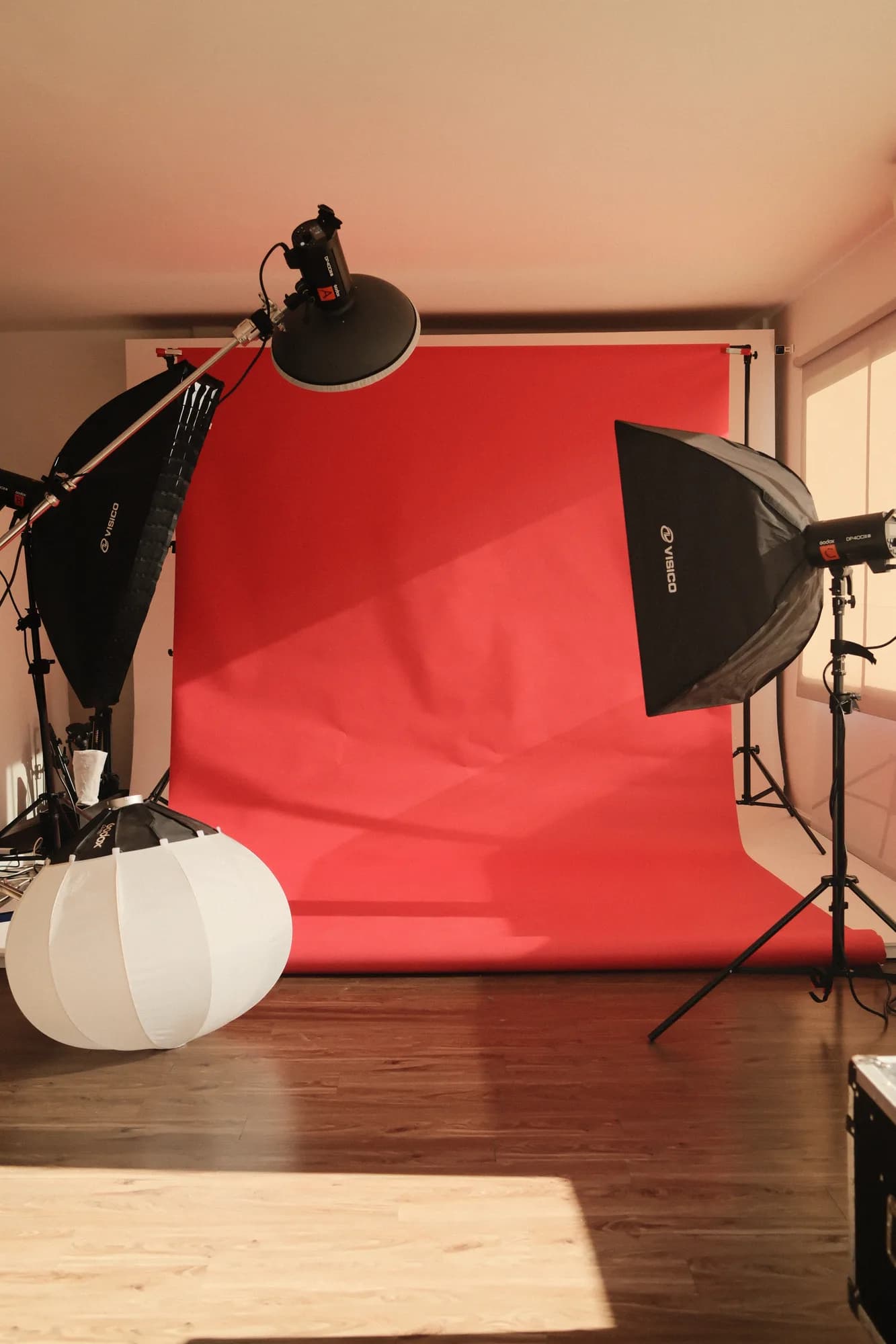 El fondo rojo armado con softbox y flash de luz dura