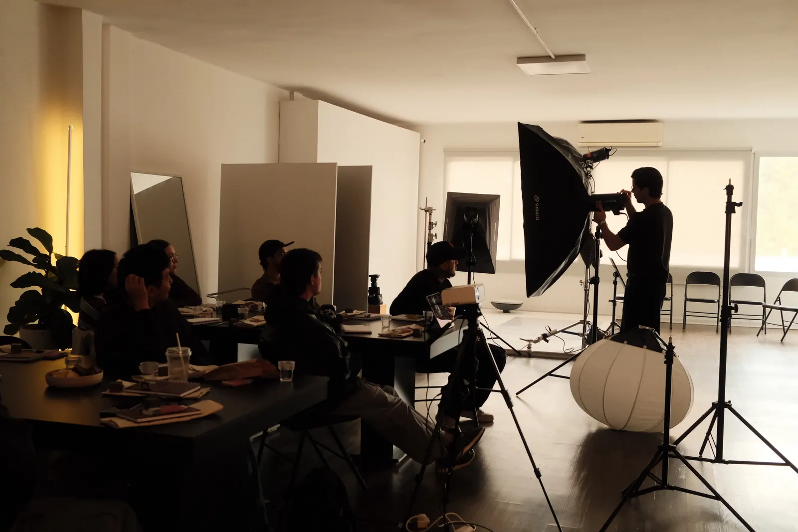 El estudio con el softbox armado y el grupo alrededor de la mesa