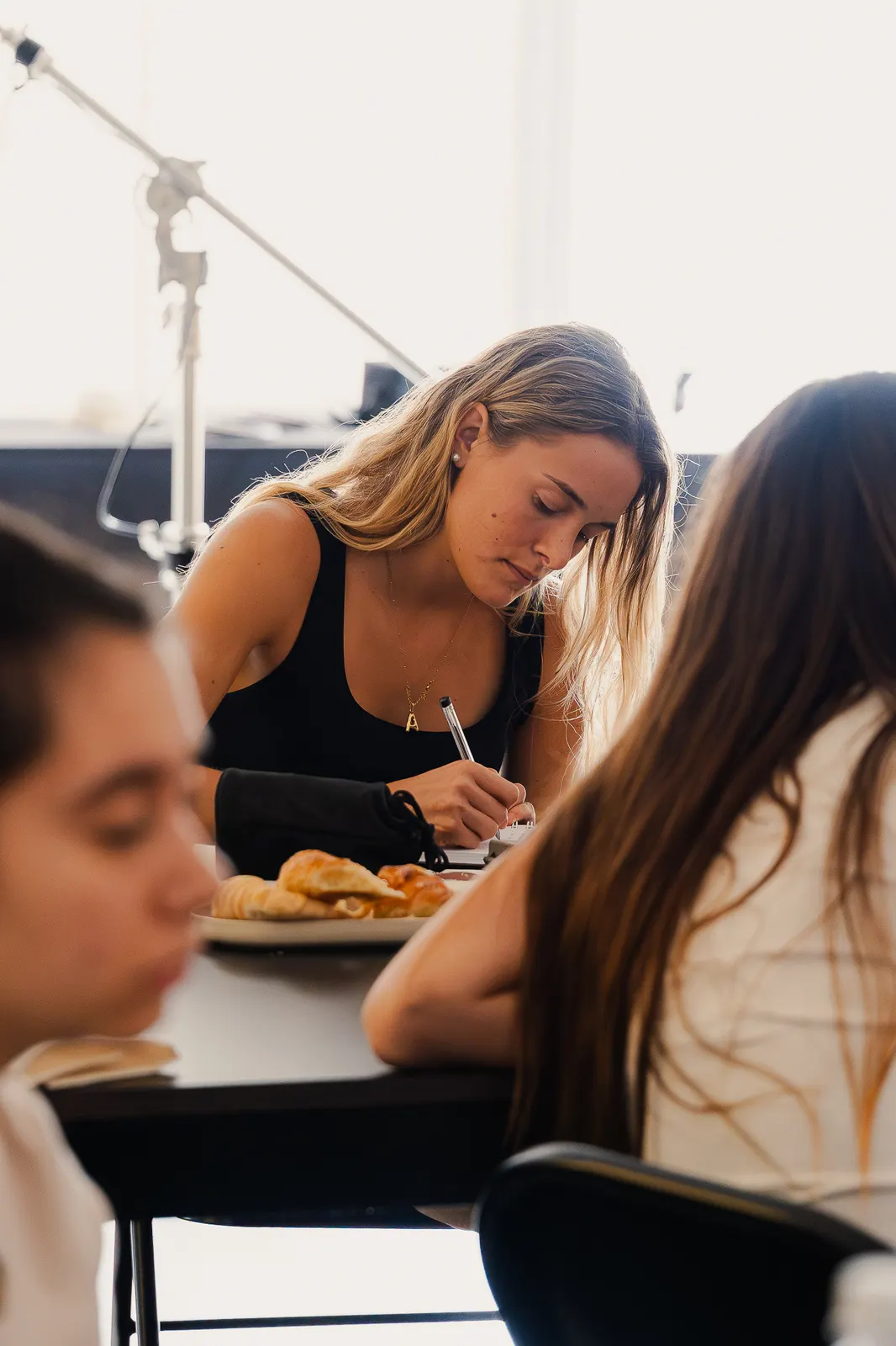 Alumnas tomando apuntes durante la charla de fotografía para principiantes