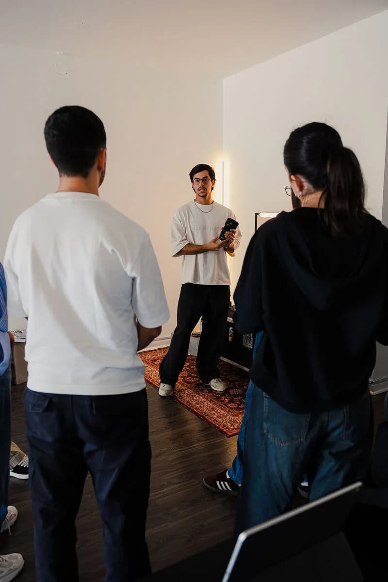 Rodrigo dando una clase de pie frente al grupo