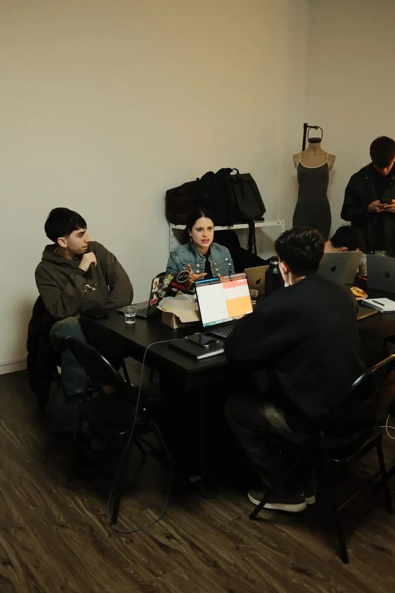 Rincón del cowork con cafetera y estantes