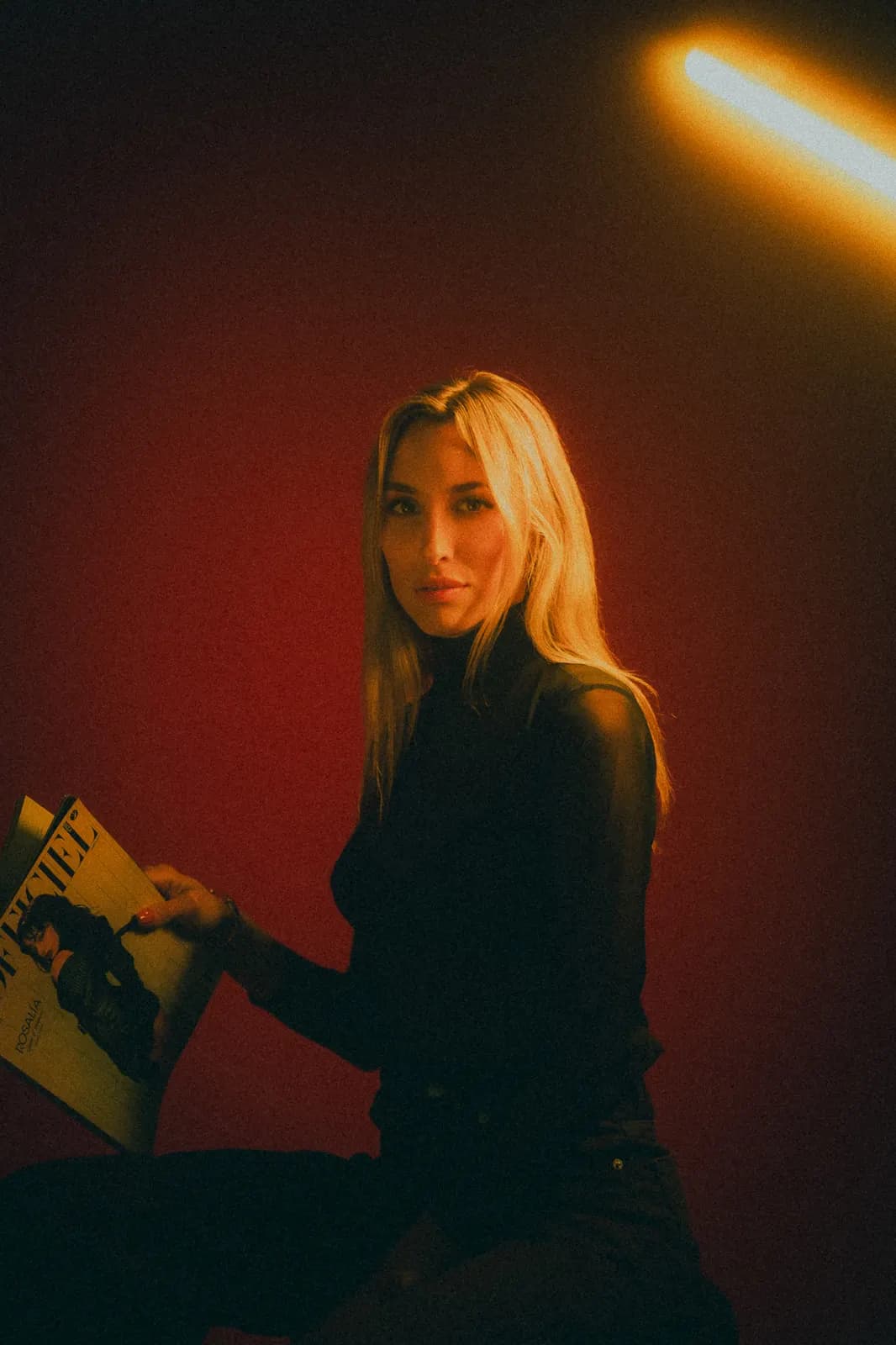 Retrato de una modelo rubia con luz amarilla