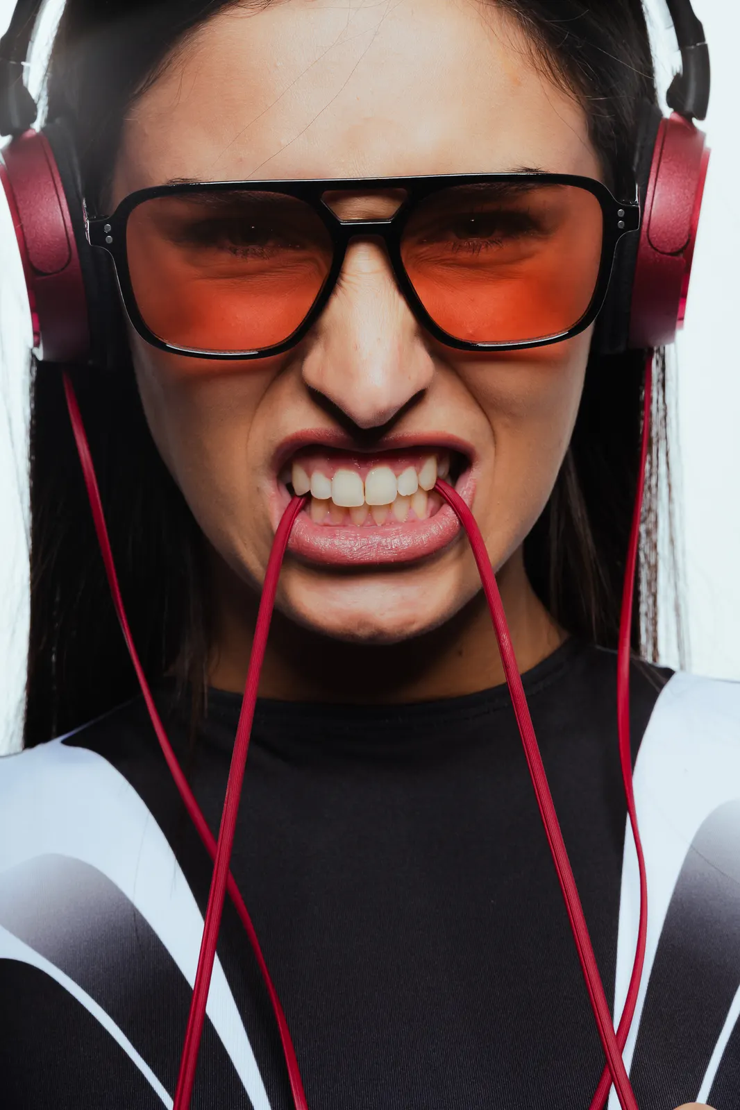 Primer plano con auriculares rojos